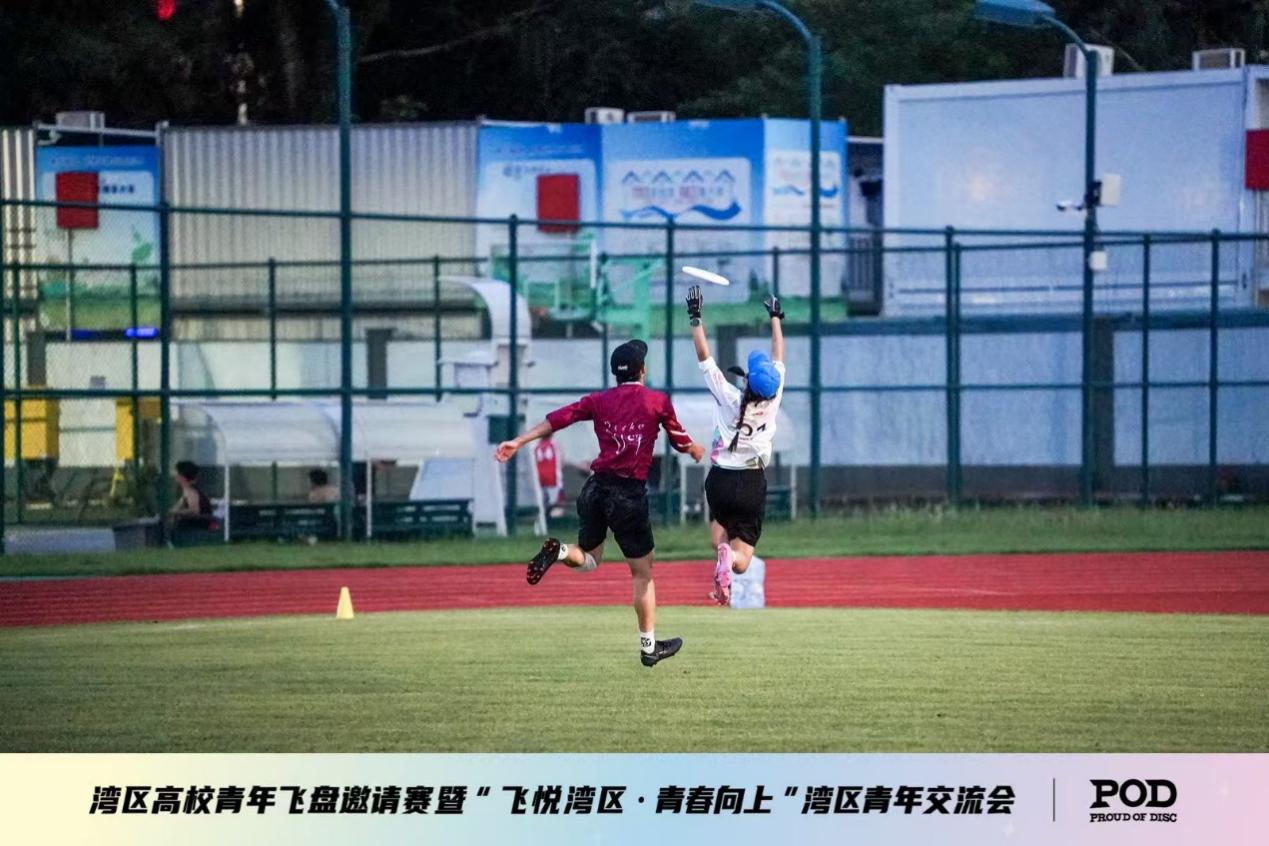 一群人站在人的足球比赛AI 生成的内容可能不正确。