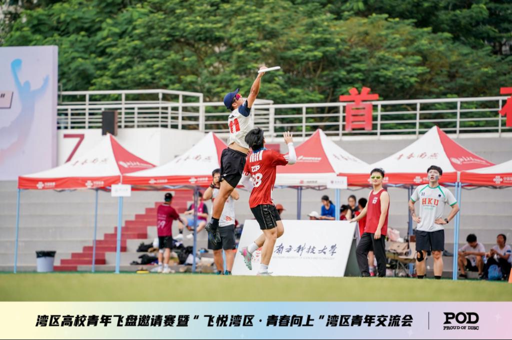 一群人在观看棒球比赛AI 生成的内容可能不正确。