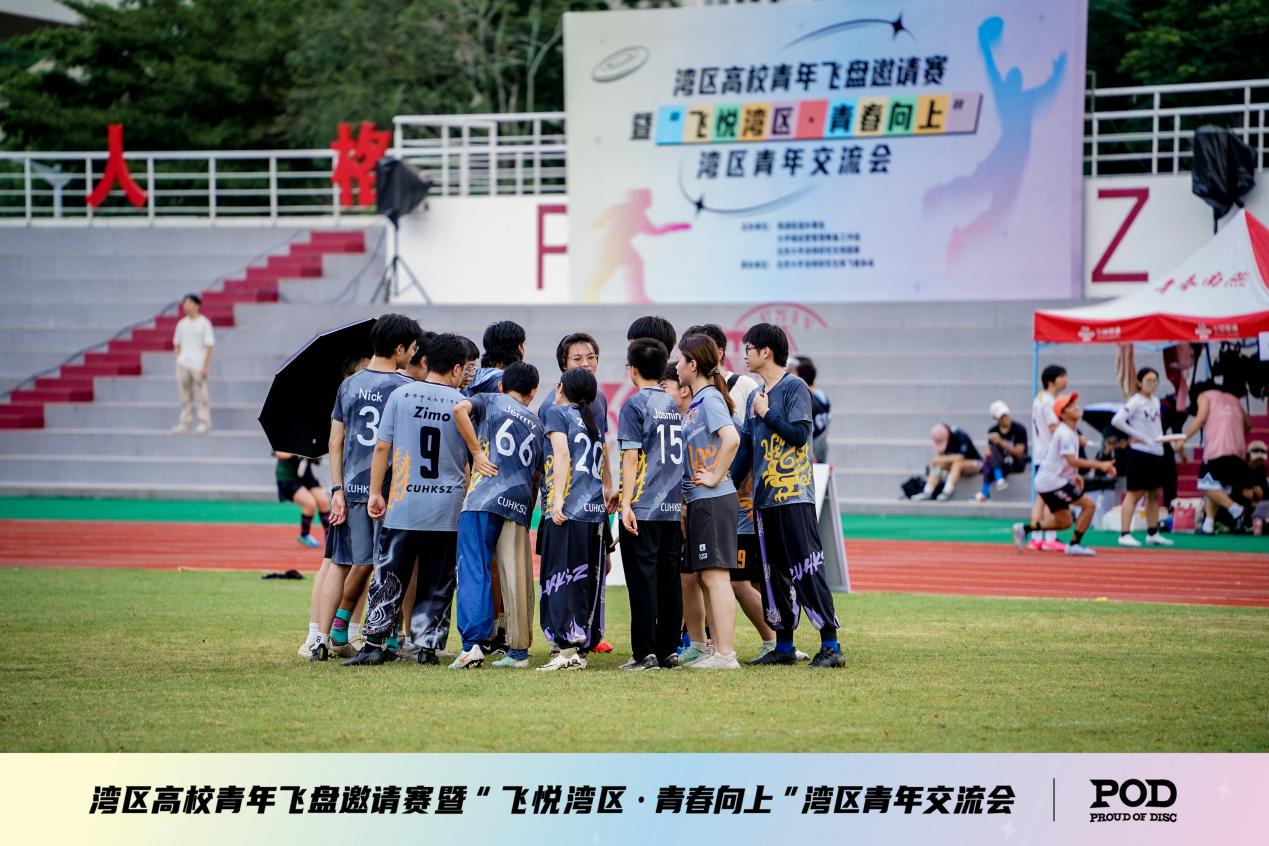 一群人在踢足球AI 生成的内容可能不正确。